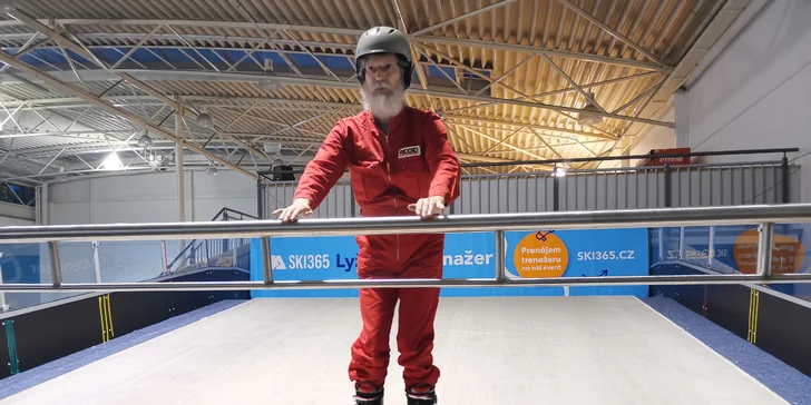Neobvyklý letní adrenalin: Lekce lyžování, běžek i snowboardu na speciálním trenažéru v kryté hale