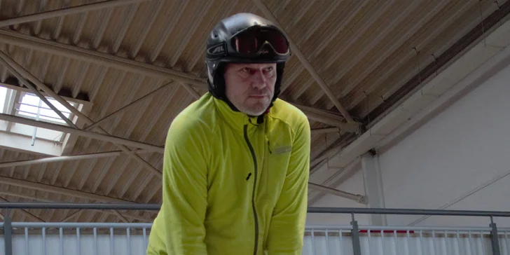 Neobvyklý letní adrenalin: Lekce lyžování, běžek i snowboardu na speciálním trenažéru v kryté hale