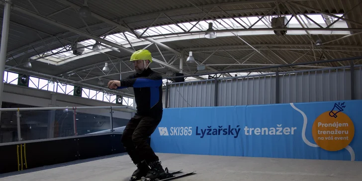 Neobvyklý letní adrenalin: Lekce lyžování, běžek i snowboardu na speciálním trenažéru v kryté hale