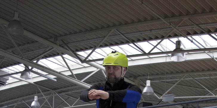 Neobvyklý letní adrenalin: Lekce lyžování, běžek i snowboardu na speciálním trenažéru v kryté hale