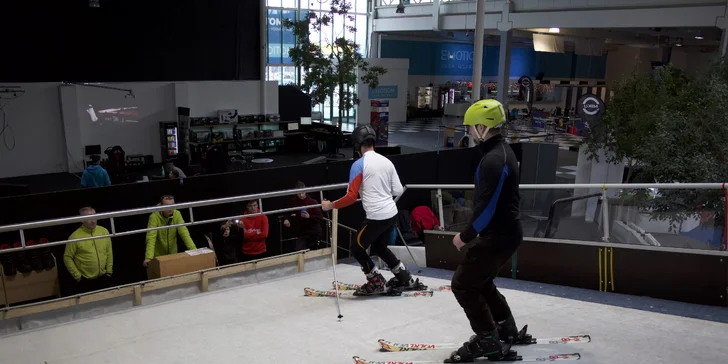 Neobvyklý letní adrenalin: Lekce lyžování, běžek i snowboardu na speciálním trenažéru v kryté hale