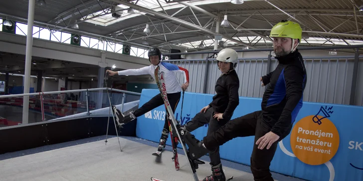 Neobvyklý letní adrenalin: Lekce lyžování, běžek i snowboardu na speciálním trenažéru v kryté hale
