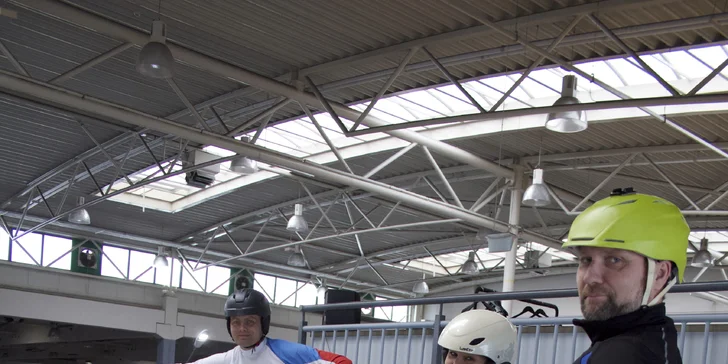 Neobvyklý letní adrenalin: Lekce lyžování, běžek i snowboardu na speciálním trenažéru v kryté hale
