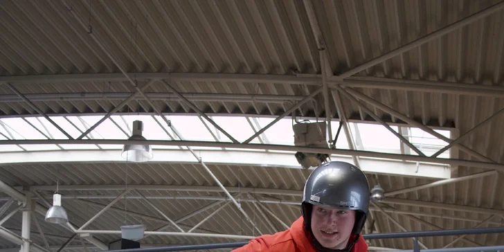 Neobvyklý letní adrenalin: Lekce lyžování, běžek i snowboardu na speciálním trenažéru v kryté hale