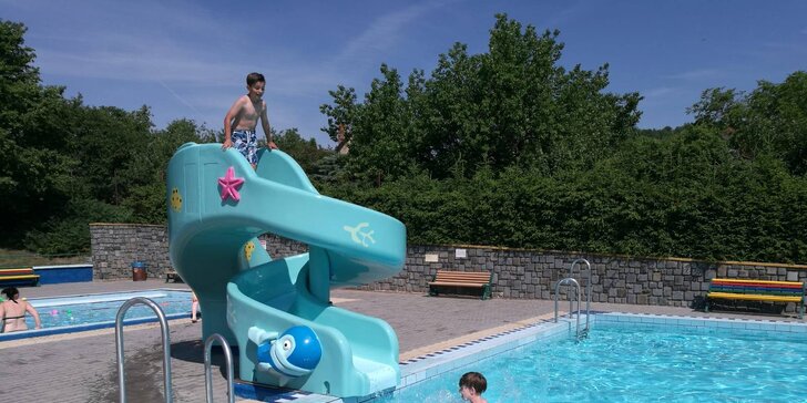 Užijte si léto u vody: celodenní vstup na koupaliště Slavkov pro dospělé i rodinu