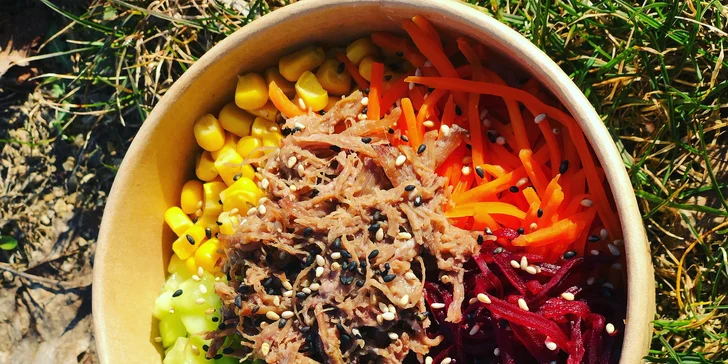 Trhané hovězí maso s rýží a pestrou zeleninou ve stylu poke bowl