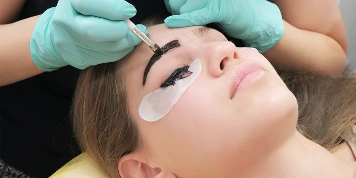 Lash lifting nebo laminace obočí pro perfektní vzhled bez líčení