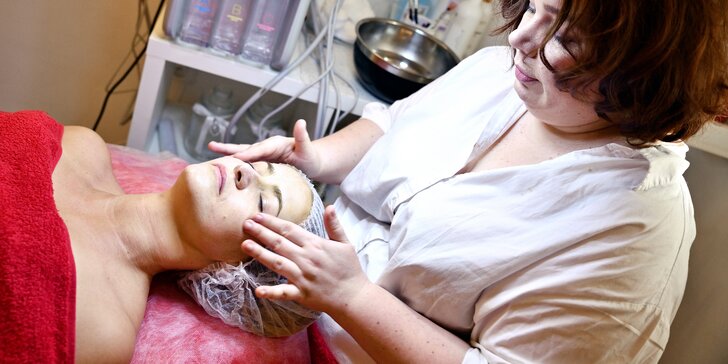 Kosmetické ošetření: hloubkové čištění pleti, anti-age ošetření či intenzivní hydratace vč. masáže