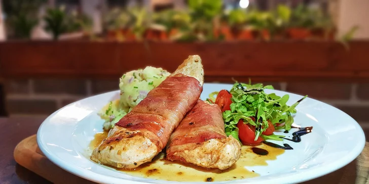 3chodové menu pro dva: hermelín, bramboráčky, burger či kuřecí prsa a palačinka