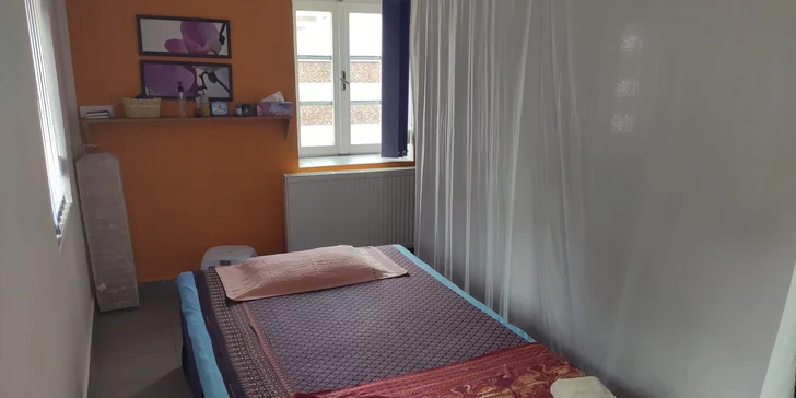 Až 90 min. thajských masáží: lávové kameny, bylinné sáčky i olejová masáž nebo masáž zad a nohou