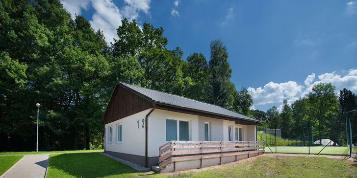 Dovolená v Železných horách až pro 5 osob: chatka se snídaní, neomezeně venkovní bazén a wellness