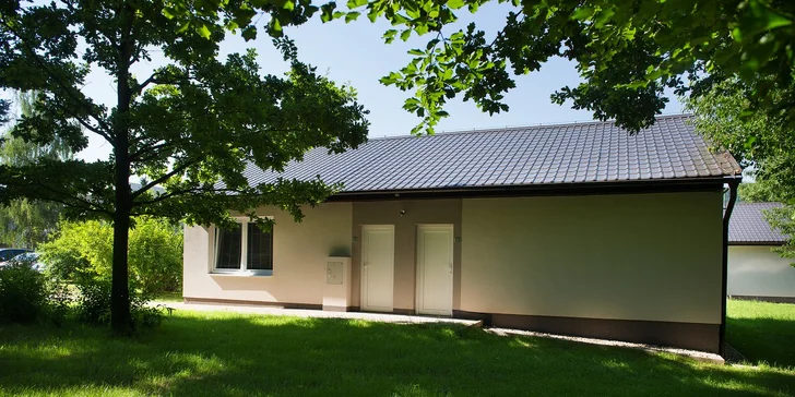 Dovolená v Železných horách až pro 5 osob: chatka se snídaní, neomezeně venkovní bazén a wellness