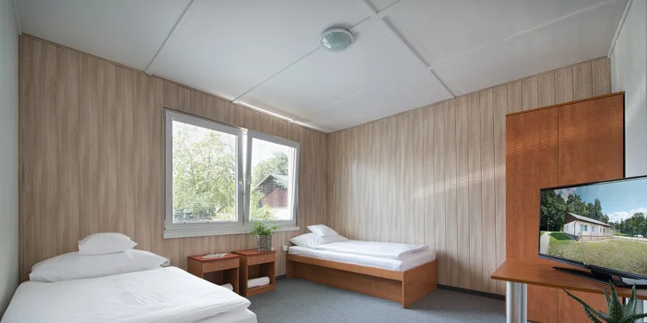 Dovolená v Železných horách až pro 5 osob: chatka se snídaní, neomezeně venkovní bazén a wellness