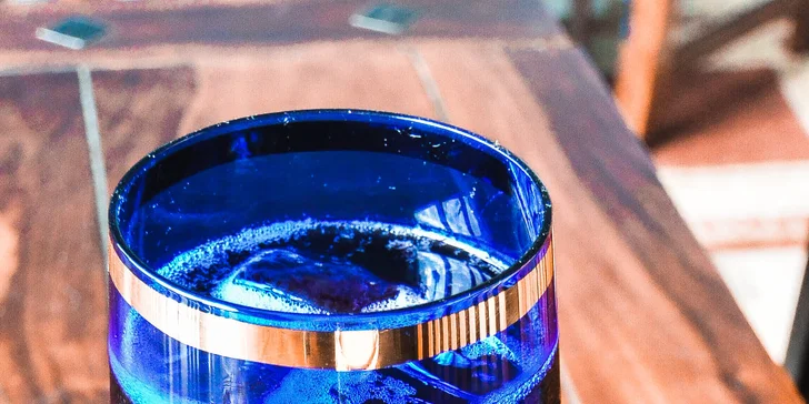 Gin tonic nebo dýmka s chlazeným čajem tuareg či karkade i tousty a kuskus se zeleninou