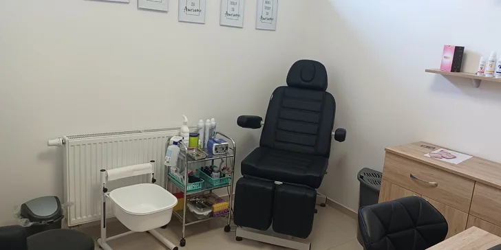 Zdravé a krásné nehty: kombinovaná pedikúra vč. masáže nohou i gel laku