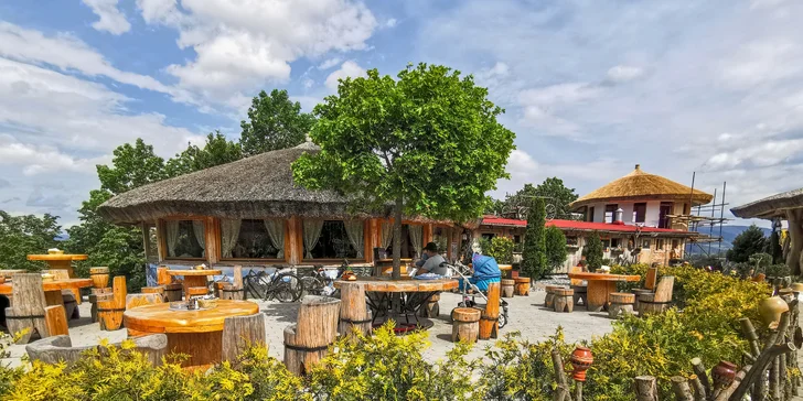 Kouzelný pobyt v korunách stromů: domek až pro 4 osoby i pohádkový les