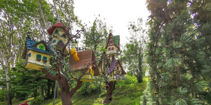 Kouzelný pobyt v korunách stromů: domek až pro 4 osoby i pohádkový les