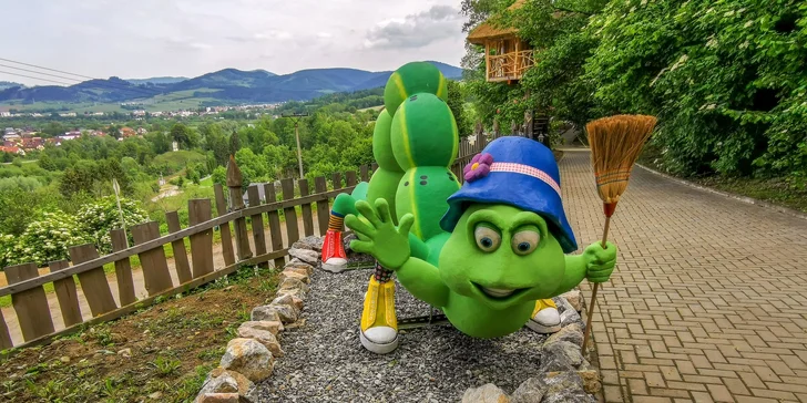 Kouzelný pobyt v korunách stromů: domek až pro 4 osoby i pohádkový les