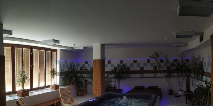 2hodinový relax v soukromém wellness s vířivkou a saunou pro dva