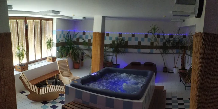 2hodinový relax v soukromém wellness s vířivkou a saunou pro dva