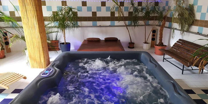 2hodinový relax v soukromém wellness s vířivkou a saunou pro dva