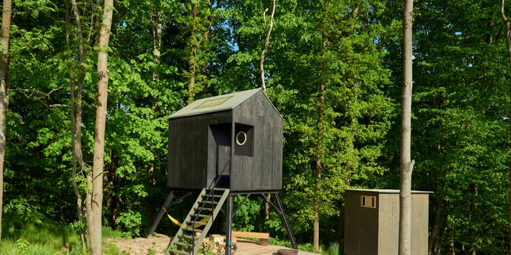 Netradiční kempování v plně vybaveném posedu: skvělá snídaně i bednička dobrot na grilování