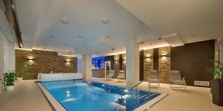 Dovolená v Železných horách až pro 5 osob: chatka se snídaní, neomezeně venkovní bazén a wellness