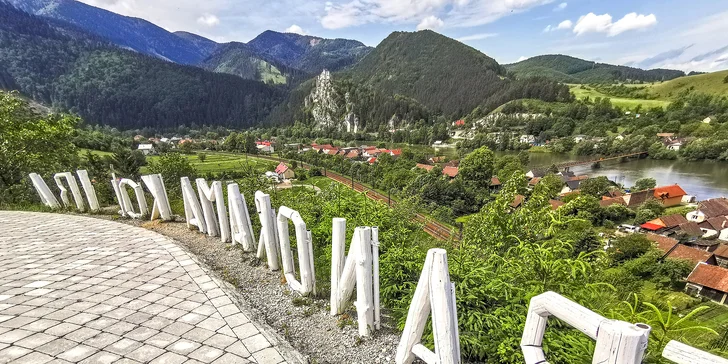 Kouzelný pobyt v korunách stromů: domek až pro 4 osoby i pohádkový les
