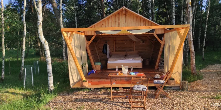 Romantika na samotě u lesa: pojízdná postel s výhledem na vrch Ralsko, prosecco i snídaně