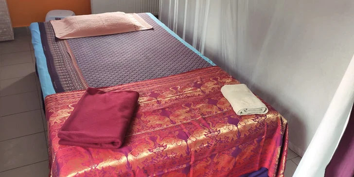 Až 90 min. thajských masáží: lávové kameny, bylinné sáčky i olejová masáž nebo masáž zad a nohou