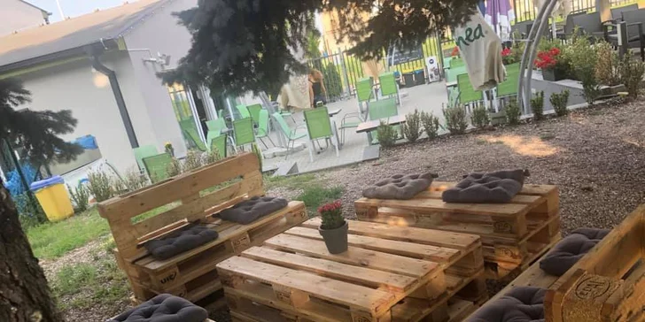 Trhané hovězí maso s rýží a pestrou zeleninou ve stylu poke bowl