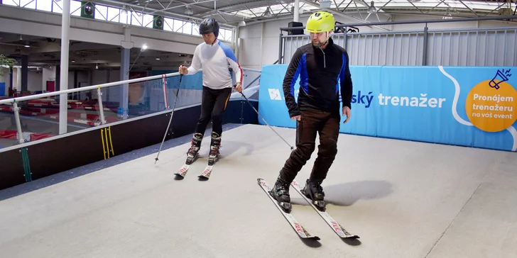 Neobvyklý letní adrenalin: Lekce lyžování, běžek i snowboardu na speciálním trenažéru v kryté hale