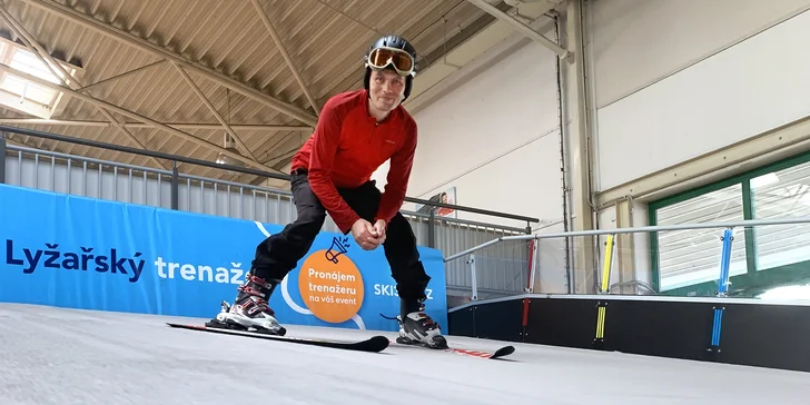 Neobvyklý letní adrenalin: Lekce lyžování, běžek i snowboardu na speciálním trenažéru v kryté hale