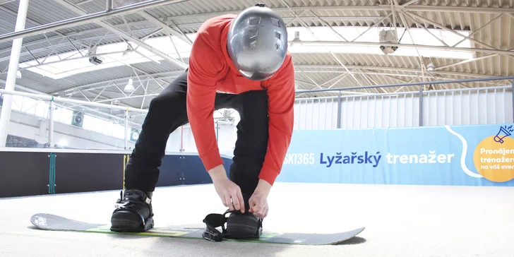 Neobvyklý letní adrenalin: Lekce lyžování, běžek i snowboardu na speciálním trenažéru v kryté hale