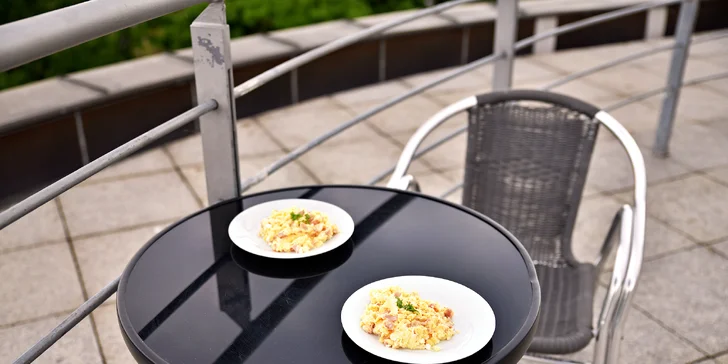 Pohoda s výhledem na Prahu: sladký nebo slaný brunch i s proseccem v Café Vítkov
