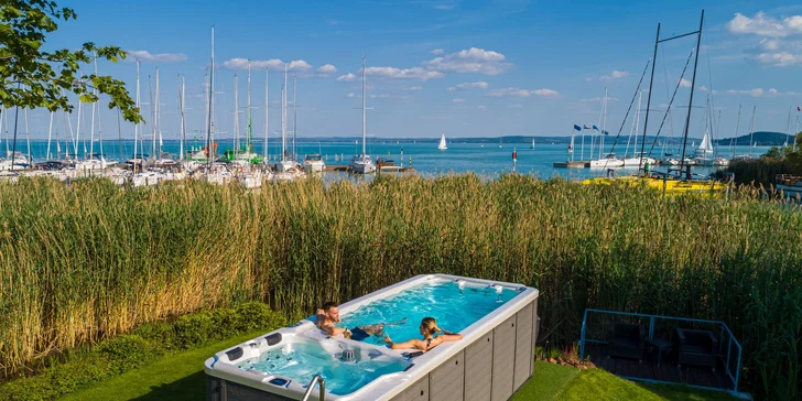 Moderní hotel na břehu Balatonu: polopenze, neomezený wellness i venkovní bazény