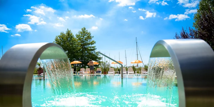 Moderní hotel na břehu Balatonu: polopenze, neomezený wellness i venkovní bazény