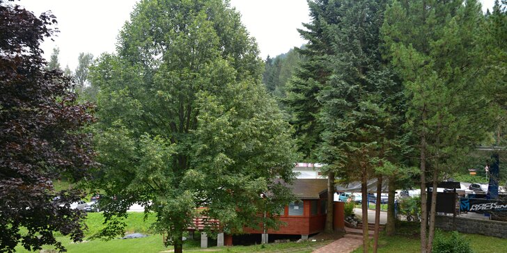Čarokrásný pobyt v Hrabovské dolině: pokoj i apartmán v hotelu u vodní nádrže