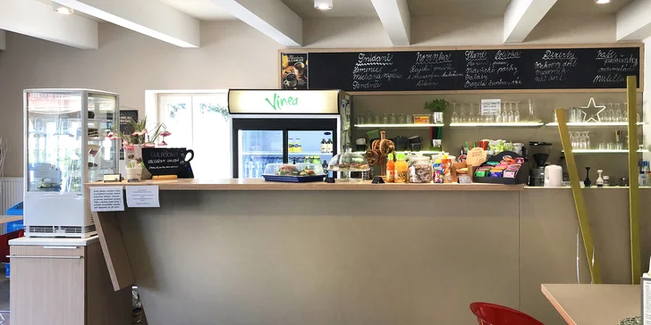 Trhané hovězí maso s rýží a pestrou zeleninou ve stylu poke bowl