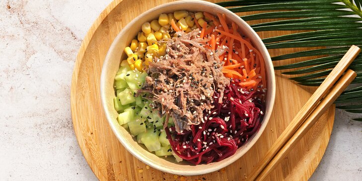 Trhané hovězí maso s rýží a pestrou zeleninou ve stylu poke bowl