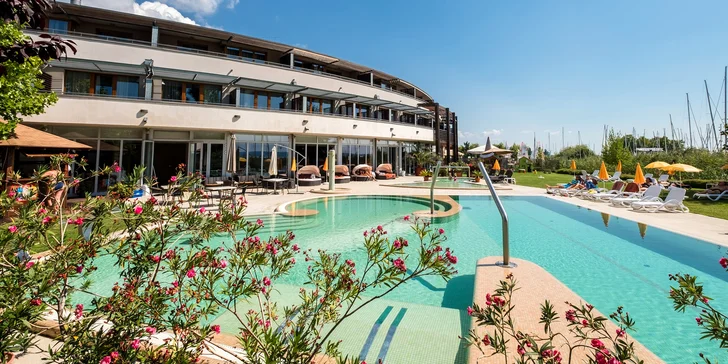 Moderní hotel na břehu Balatonu: polopenze, neomezený wellness i bazény