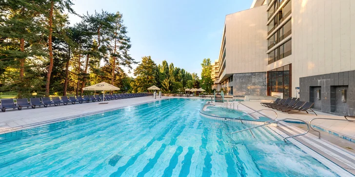 Pobyt ve 4* lázeňském hotelu v Piešťanech: polopenze, neomezené sauny a bazény i minerální koupel