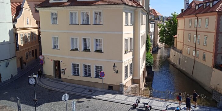 Ubytování v samém srdci Prahy s výhledem na Hrad a snídaní: hotel přímo u Čertovky a Karlova mostu