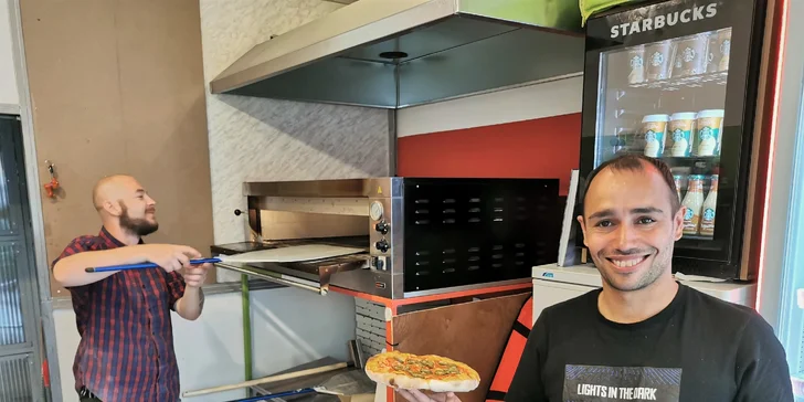 Standardní nebo velká pizza podle výběru k odnosu nebo rozvozu