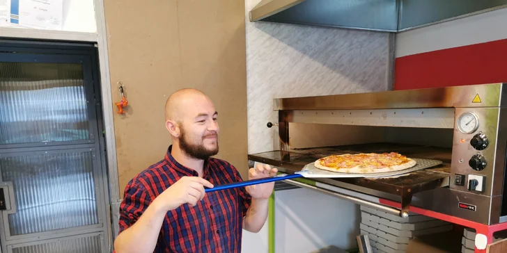 Standardní nebo velká pizza podle výběru k odnosu nebo rozvozu