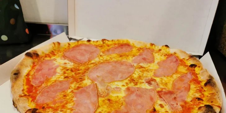 Standardní nebo velká pizza podle výběru k odnosu nebo rozvozu