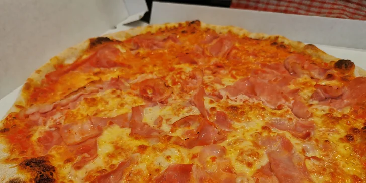 Standardní nebo velká pizza podle výběru k odnosu nebo rozvozu