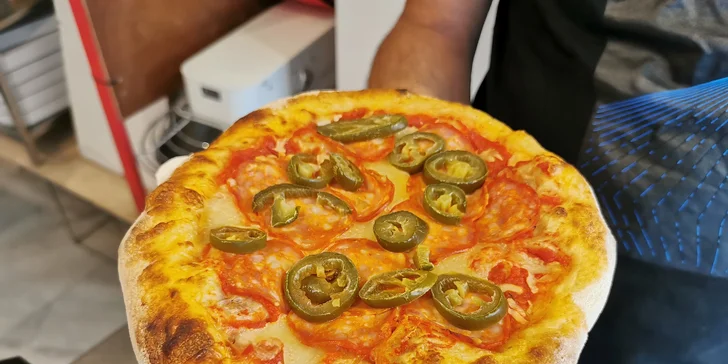 Standardní nebo velká pizza podle výběru k odnosu nebo rozvozu