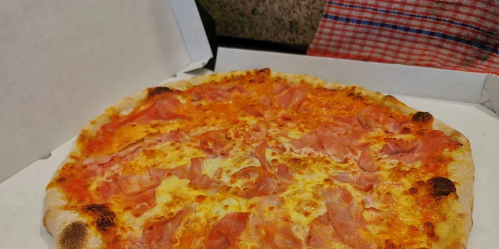 Standardní nebo velká pizza podle výběru k odnosu nebo rozvozu