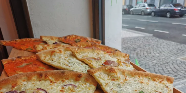 Standardní nebo velká pizza podle výběru k odnosu nebo rozvozu